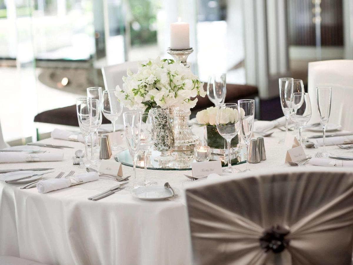 Pullman Sydney Hyde Park Hotel Luaran gambar A table set for a formal dinner