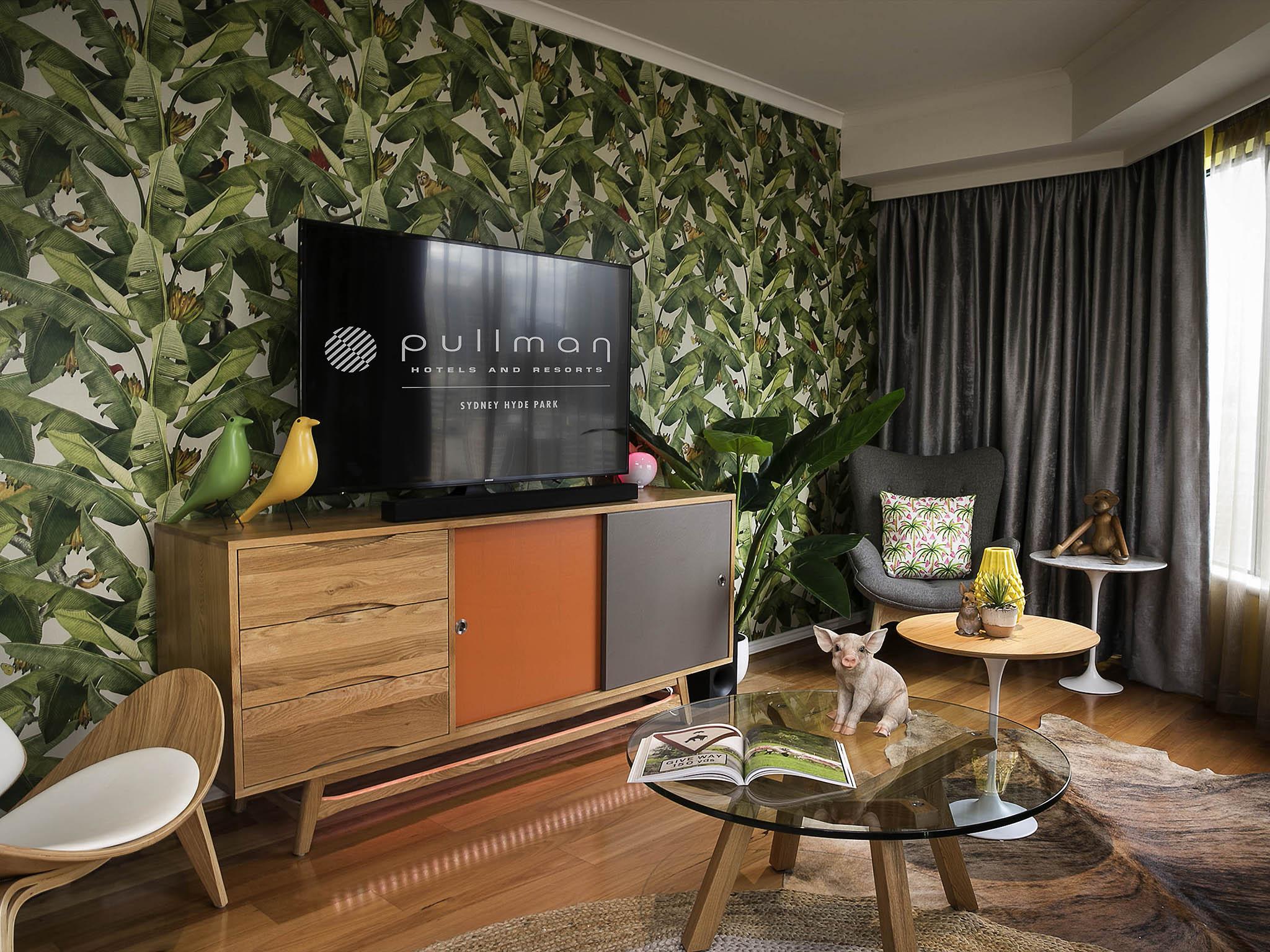 Pullman Sydney Hyde Park Hotel Luaran gambar A living room with a TV