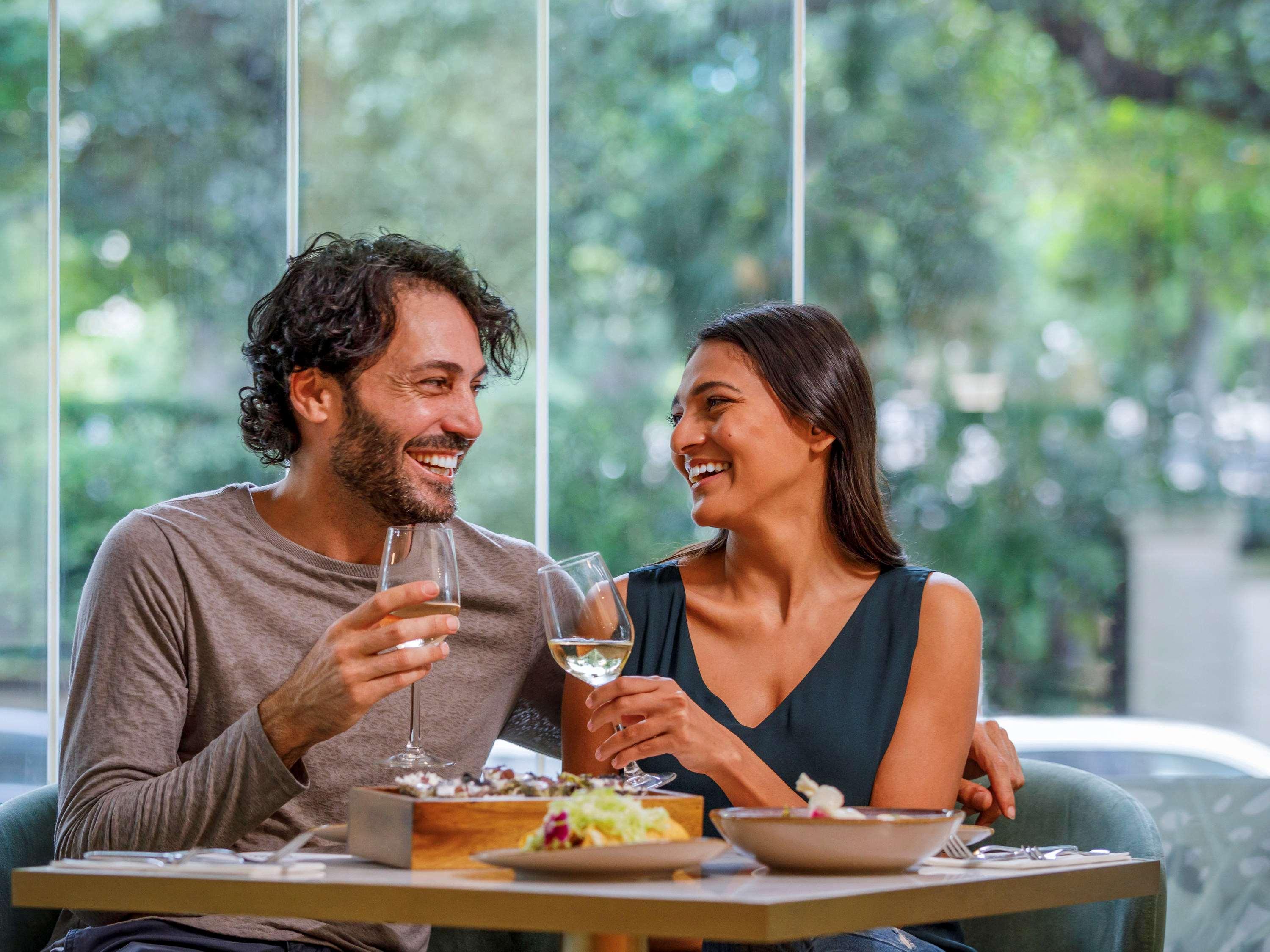 Pullman Sydney Hyde Park Hotel Luaran gambar A couple dining together