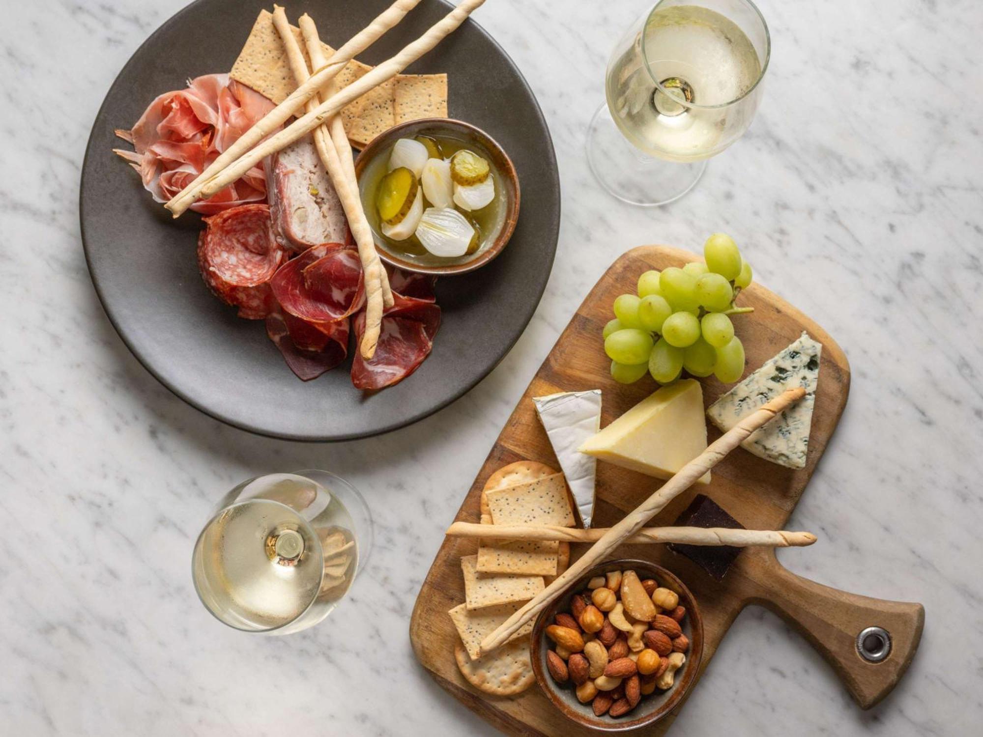 Pullman Sydney Hyde Park Hotel Luaran gambar A cheese and wine platter