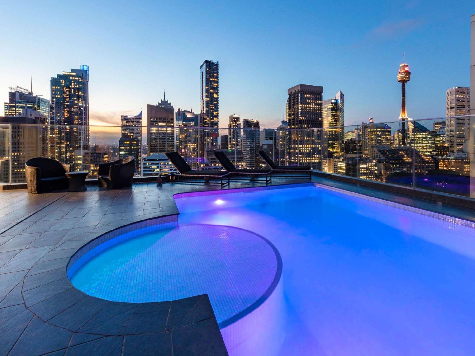 Pullman Sydney Hyde Park Hotel Luaran gambar The rooftop pool at the hotel