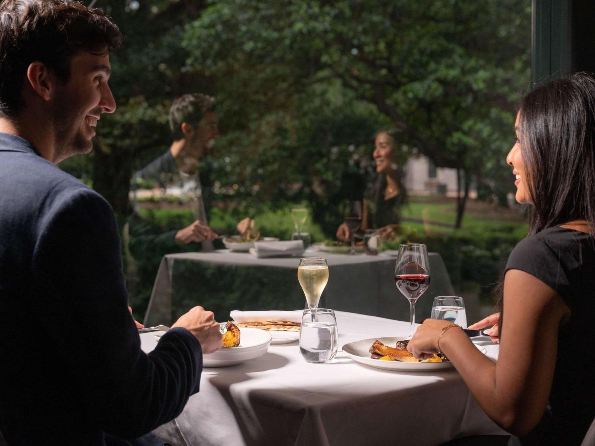 Pullman Sydney Hyde Park Hotel Luaran gambar A couple dining at a restaurant