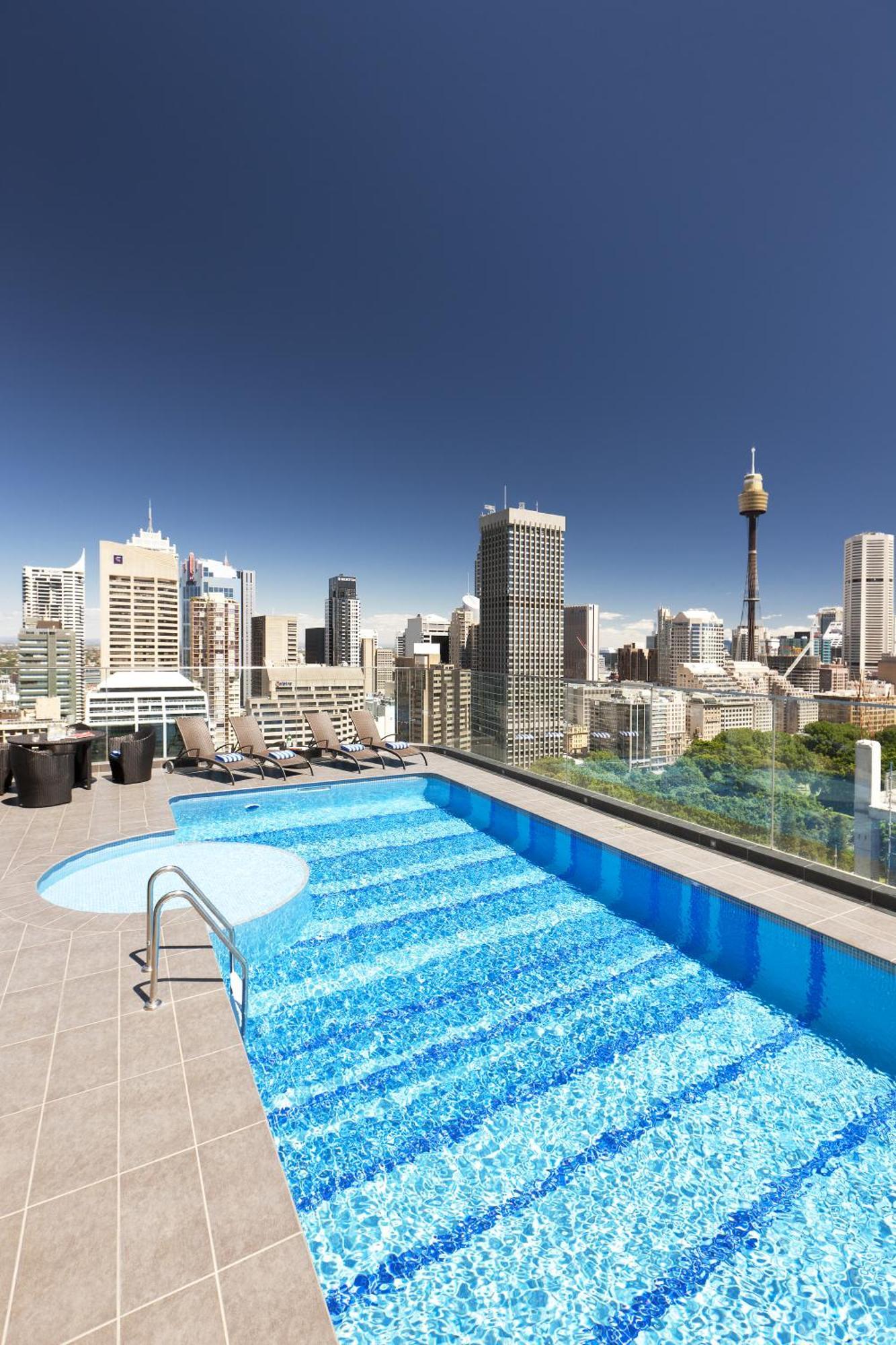Pullman Sydney Hyde Park Hotel Luaran gambar The rooftop pool at the hotel